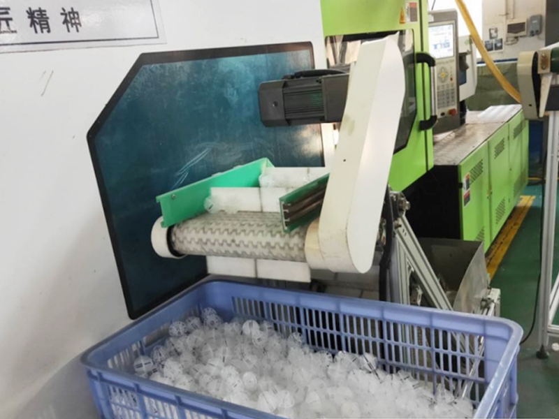 <strong>空心球生產現(xiàn)場</strong>